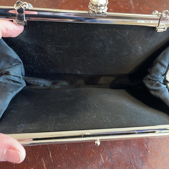 Vintage silver clutch with chain and clasp detail - Picture 3 of 7